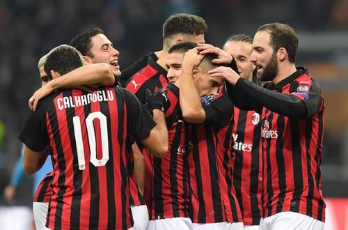  AC米兰防线送礼遭绝杀  